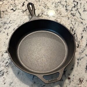 Lodge Cast Iron Skillet, 10.25'' NEW w/o Tag